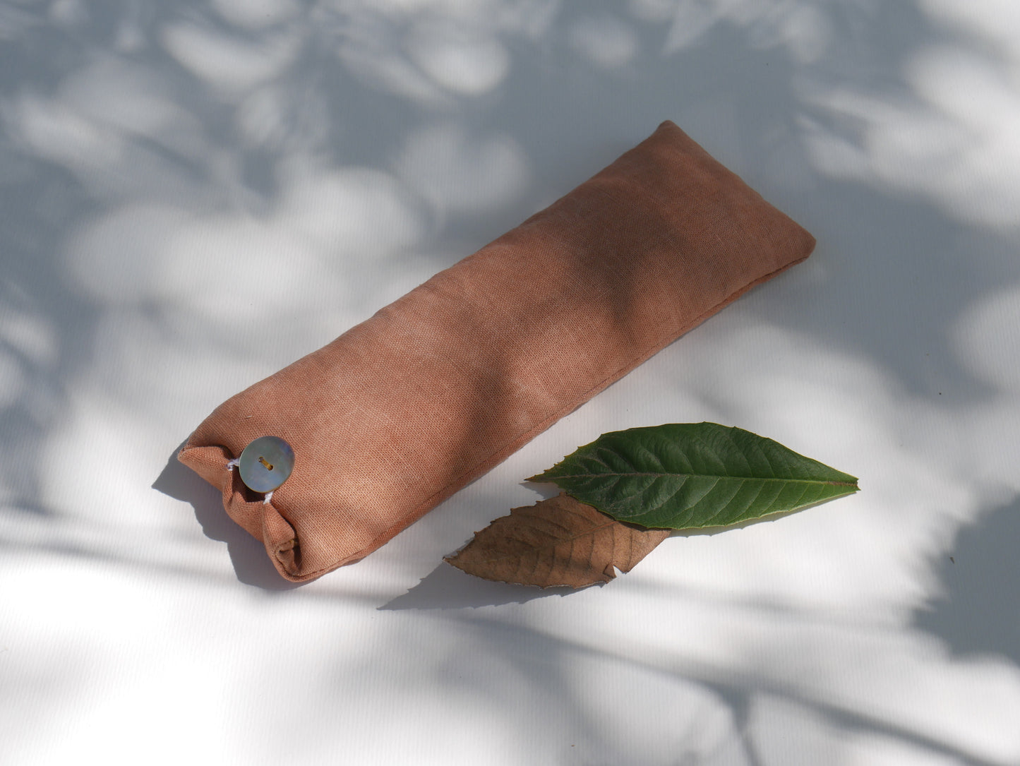 כרית עיניים צבועה בקליפת דובדבן