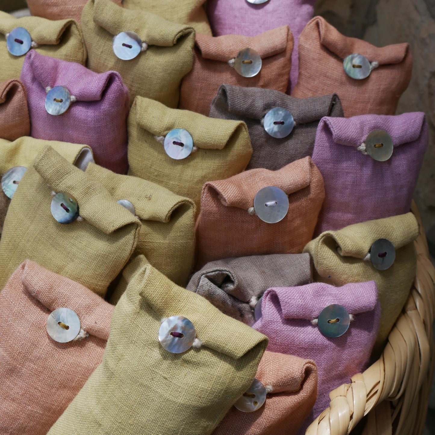 כרית עיניים צבועה בקליפת דובדבן