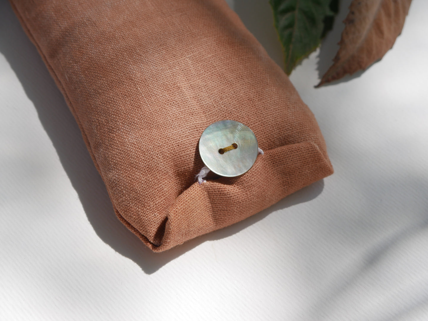 כרית עיניים צבועה בקליפת דובדבן