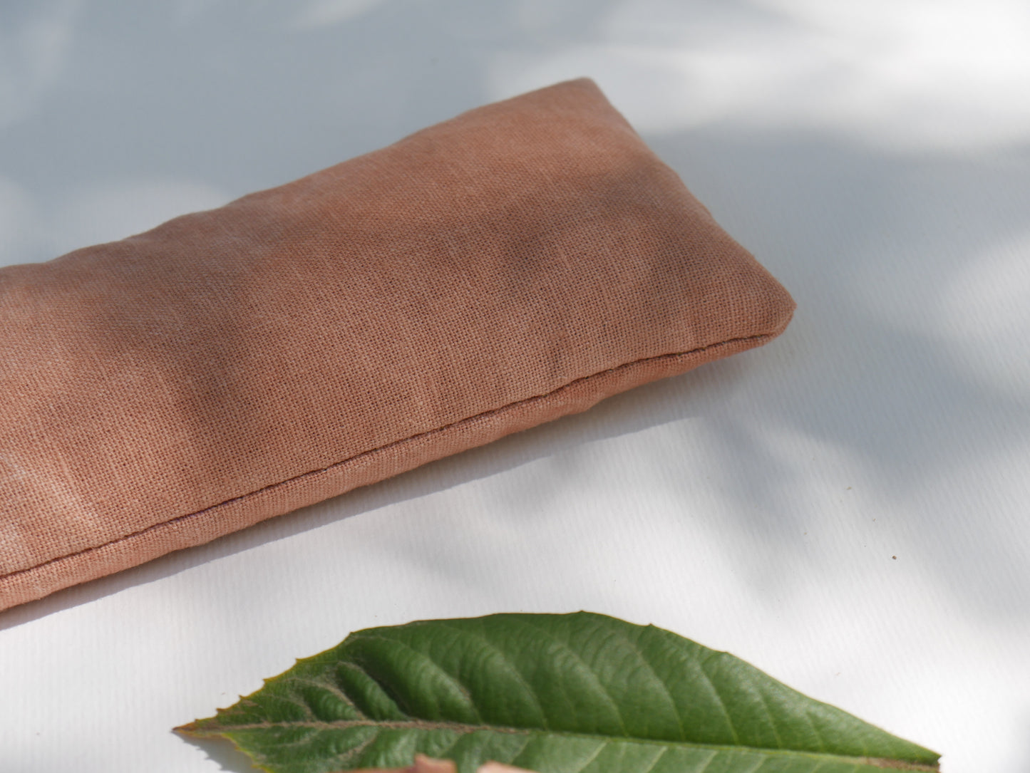 כרית עיניים צבועה בקליפת דובדבן